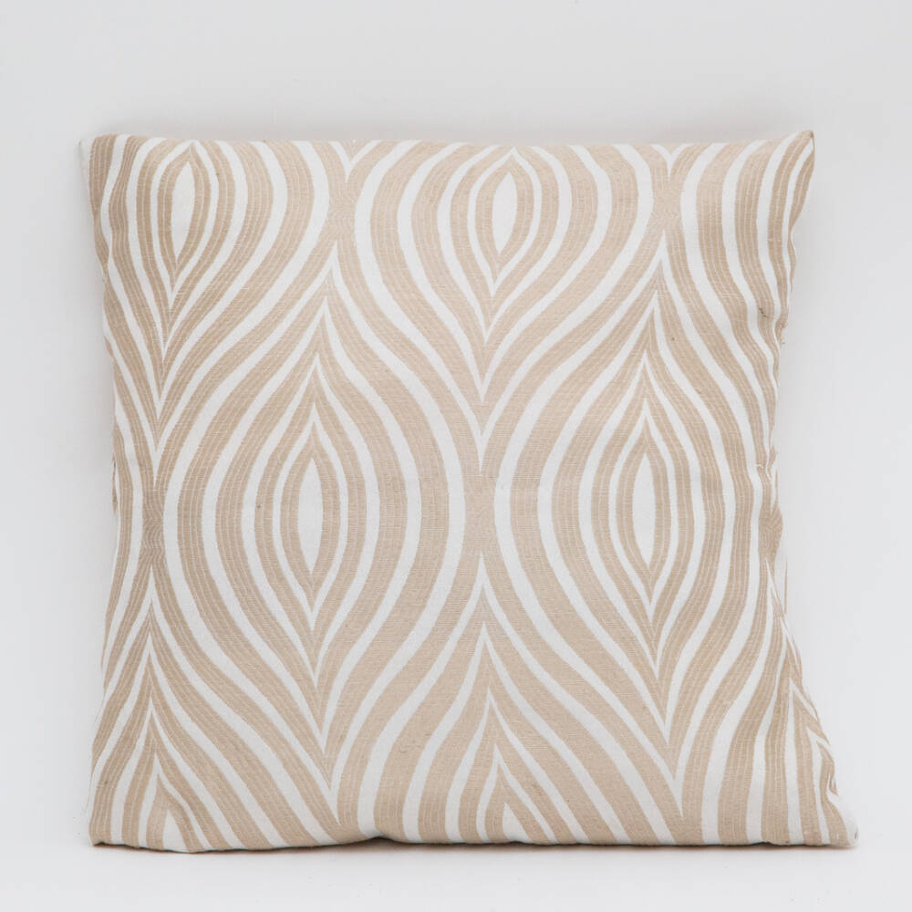 Renta de cojin con diseño figura beige para decoracion de boda o evento emotions deco