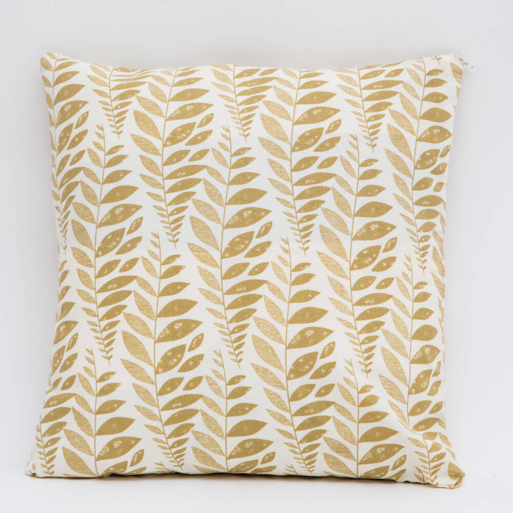 Renta de cojin diseño hoja beige para decoracion de boda o evento punta de mita event