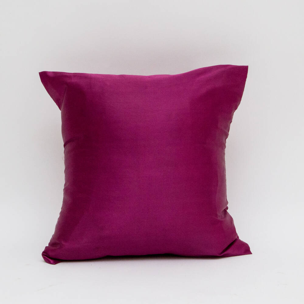 Renta de cojin liso unicolor uva para decoracion de boda o evento sayulita wedding